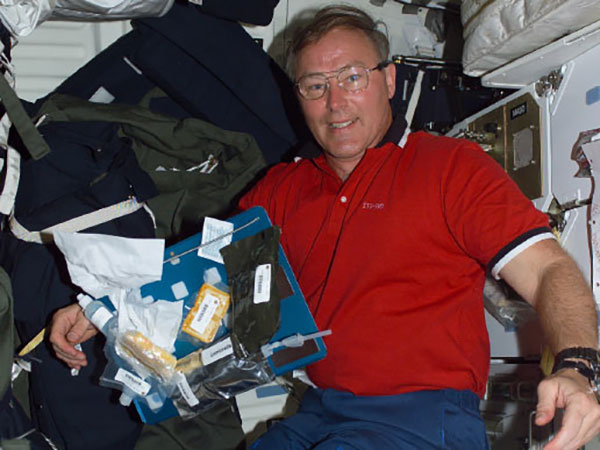 Astronaut Jerry Ross celebrated Thanksgiving 1985 on the obiter Atlantis, with turkey, pumpkin pie and pumpkin bread.