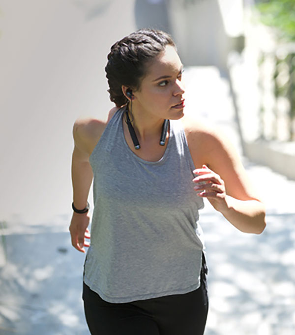 Women runs with an Artificial Inteligence personal trainer