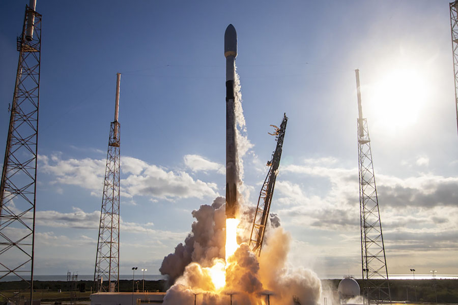 ROCKET LAUNCH SpaceX Falcon 9 Starlink 4-35